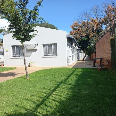 Triple9 Hatfield Guesthouse Претория Екстериор снимка