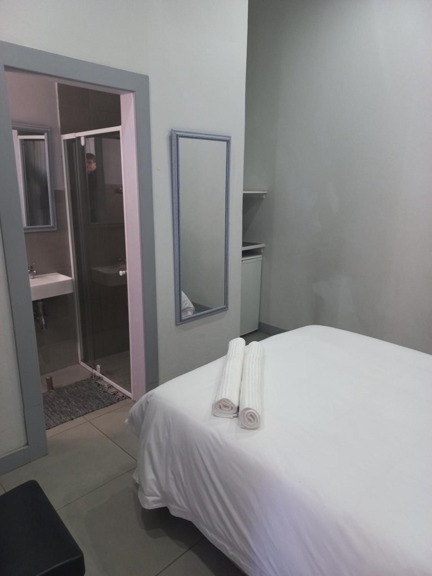 Triple9 Hatfield Guesthouse Претория Стая снимка